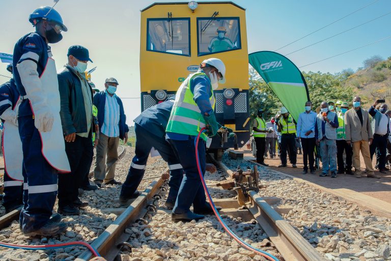 The Portos e Caminhos de Ferro de Moçambique (CFM) company carried out the first official train transporting material for the reconstruction of the Malawian Railway Line, departing from Vila Nova da Fronteira.