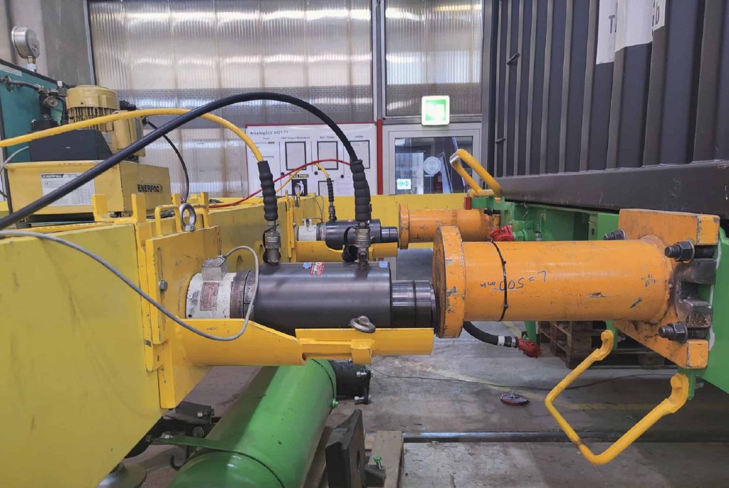 For the static strength test according to EN 12663, the mobile pressure frame was used, which is an in-house development by PJM. The vehicle frame is subjected to different loads in order to determine the distortions and stresses that occur.