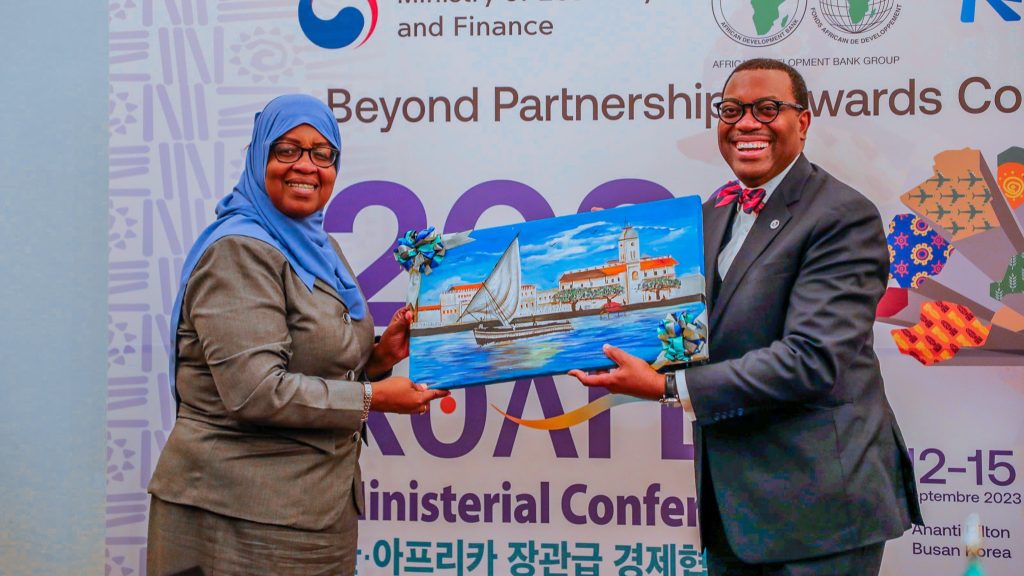 The President of the African Development Bank (AfDB), Hon. Dr. Akinwumi Adesina, receiving a gift from the Minister of State Office of the President Finance and Planning - Zanzibar Hon. Dr. Saada Mkuya Salum, after their conversation when they met on the sidelines of the seventh meeting of Economic Cooperation between South Korea and African Countries (KOAFEC), in Busan, Republic of South Korea.