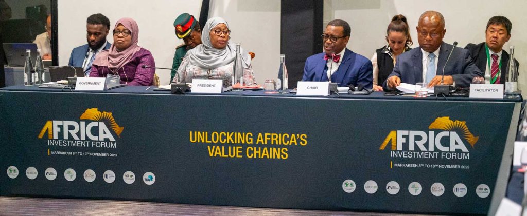 President Samia Suluhu Hassan of Tanzania (center) chairing the boardroom discussing Tanzania’s Mtwara-Mbamba Bay standard Gauge railway line and Zanzibar’s Mangapwani II Integrated Port.