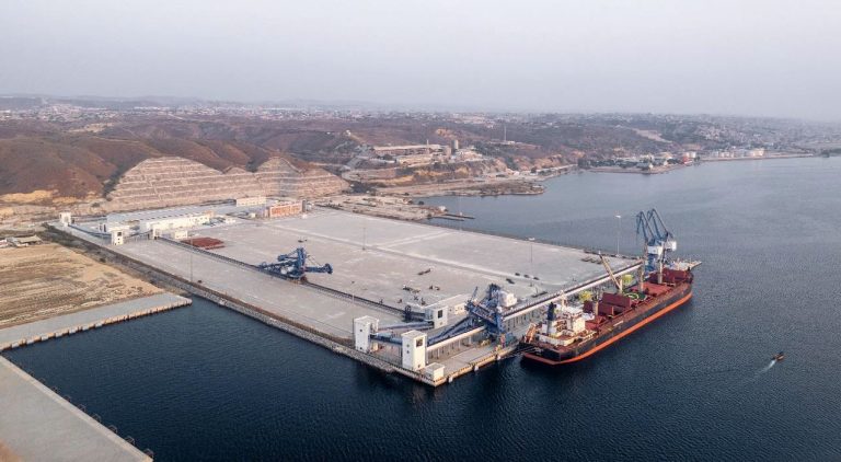 The bulk cargo vessel, the MV Lindsaylou, loaded with 40,500 tons of sulphur, docked at the mineral terminal in the Port of Lobito, marking the beginning of port operations for the Lobito Atlantic Railway.