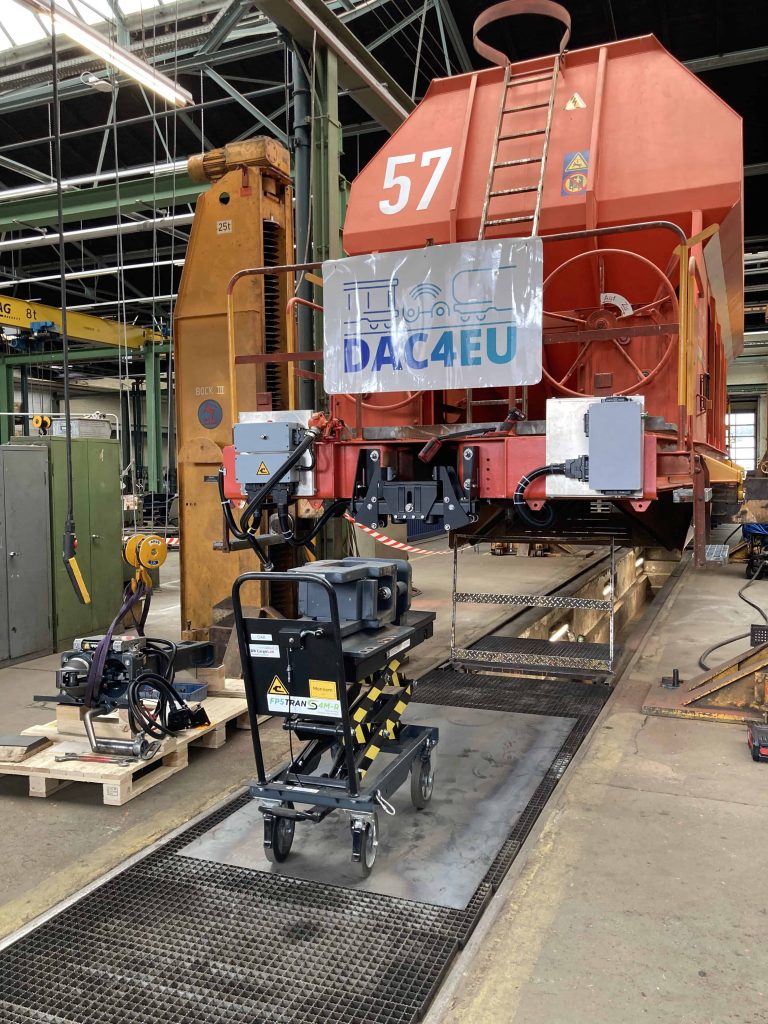 At an event hosted by WLE in cooperation with DAC4EU, interested parties gained insights into the easy installation of CargoFlex and had the opportunity to see the wagons with DAC that are already in use.